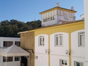 Un edificio con un cartel de hotel encima. en Hotel San Jorge, en Alcalá de los Gazules