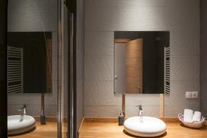 Bilik mandi di Apartamentos Rurales Los Mazos