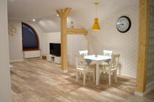 Televízia a/alebo spoločenská miestnosť v ubytovaní Apartamenty Sailor i Comfort House Giżycko