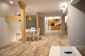 Kuchyňa alebo kuchynka v ubytovaní Apartamenty Sailor i Comfort House Giżycko