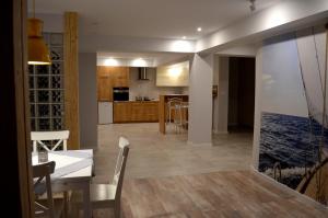 Kuchyňa alebo kuchynka v ubytovaní Apartamenty Sailor i Comfort House Giżycko