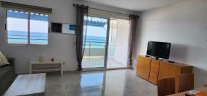 TV a/nebo společenská místnost v ubytování Apartamento nuevo, mejores vistas Costa Dorada de todo Salou, a 30 segundos de la playa