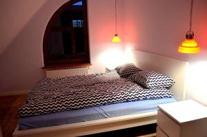 ギジツコにあるApartamenty Sailor i Comfort House Giżyckoのベッドルーム1室(枕2つ付)