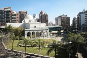 un edificio blanco con una cúpula en la parte superior de una ciudad en Buen Pastor Capuchinos en Córdoba