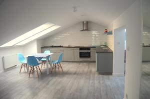 Kuchyňa alebo kuchynka v ubytovaní Apartamenty Sailor i Comfort House Giżycko