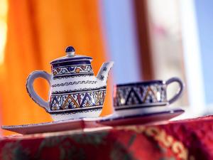 una teiera e una tazza sul tavolo di Hôtel Koutoubia a Chefchaouen