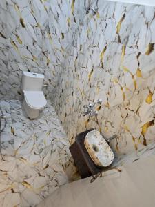 une salle de bain avec toilettes et lavabo dans l'établissement SR Vivanta, à Brahmapur