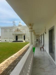 - une vue sur un bâtiment blanc avec une cour dans l'établissement SR Vivanta, à Brahmapur 9 autres photos