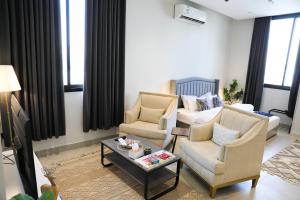a living room with two chairs and a couch at غرفة نوم ماستر كبيرة قريبة من المطار in Riyadh