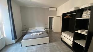 a bedroom with a bed with two towels on it at Residenza Ermete in Civitavecchia