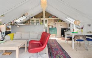 ファーボにあるLovely Home In Faaborg With Wifiのソファとテーブルのあるリビングルーム