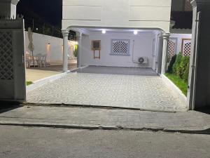 an entrance to a house with a white door at Villa Gordon in Santa Cruz de Barahona