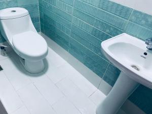 a bathroom with a toilet and a sink at Villa Gordon in Santa Cruz de Barahona