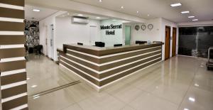 a lobby of a hair salon with a counter at Monte Serrat Hotel in Santos