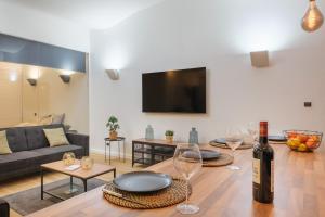 sala de estar con copas de vino y sofá en 110 m2 loft-style apartment, en Burdeos 7 fotos más