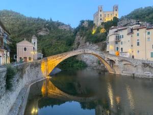 ドルチェアックアにあるUn Altra Vita- Authentic Italian getawayの都市の川上石橋 +11枚の写真