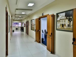 um corredor vazio de um hospital com portas e um corredor em Monte Serrat Hotel em Santos