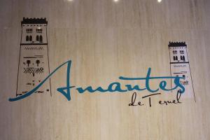 un cartel con dos torres en una pared en Hostal Amantes De Teruel, en Teruel