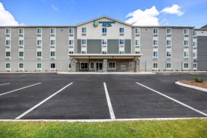 Un estacionamiento vacío frente a un hotel en WoodSpring Suites Jackson I-40, en Jackson