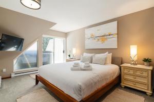 Кровать или кровати в номере LAGOONS 20 Village location Rare 5BDR Condo With Private Hot Tub