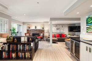 Кухня или мини-кухня в LAGOONS 20 Village location Rare 5BDR Condo With Private Hot Tub
