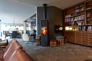 a living room with a fire in a fireplace at sevenoaks in Cloppenburg