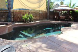 een zwembad in een achtertuin met een hek bij Luxurious 5-Bedroom Retreat with Saltwater Pool and Spa in Elk Grove