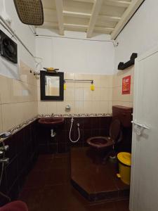 un baño con inodoro y lavabo en Vrindavanam Avocado, en Alleppey 23 fotos más