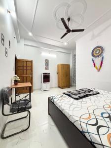 Ένα ή περισσότερα κρεβάτια σε δωμάτιο στο Spacious 1bhk Non Ac - By Tulsi Homestay
