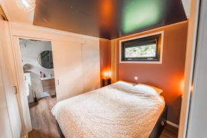 a small bedroom with a bed and a window at Het Sterrenbos in Zuidwolde
