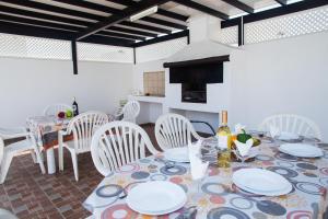Ein Restaurant oder anderes Speiselokal in der Unterkunft Villa Alvaro 