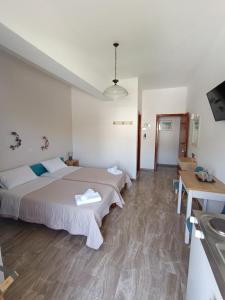 une chambre d'hôtel avec deux lits et un lavabo dans l'établissement Ostria Rooms, à Paleóchora