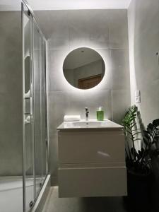 un baño con lavabo y espejo en Panorama PREMIUM, en Przemyśl