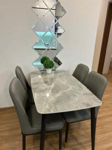Gambar di galeri bagi Homestay Sapphire bến đoan- Căn hộ khách sạn 18A22 2 phòng ngủ 2 giường đôi 1 vệ sinh di Ha Long