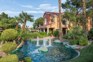 una casa con una fontana di fronte a un cortile di Westgate Flamingo Bay Resort a Las Vegas