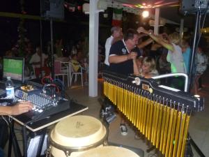 Hotel San Salvador في بيلاريا-إيجيا مارينا: مجموعة من الأشخاص في غرفة بها لوحة مفاتيح