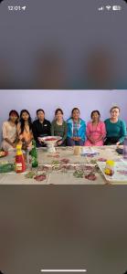 un grupo de personas sentadas en una mesa en Sunita Hotel And Lodge, en Rāmechhāp 1 foto más