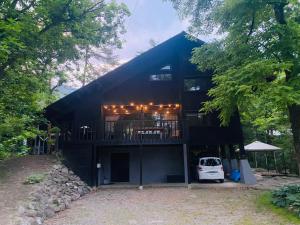 白馬村にあるHakuba Husetの車が目の前に停まった黒い家