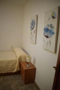 Un dormitorio con una cama y una mesa con una lámpara. en Marruecos, 19, en Córdoba