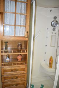Un baño con ducha, inodoro y ventana. en Marruecos, 19, en Córdoba