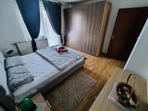 Una cama o camas en una habitación de APARTMAN PETAR