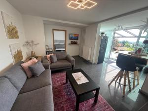 una sala de estar con un sofá y una mesa en Haus Valentina 1, en Bad Bergzabern