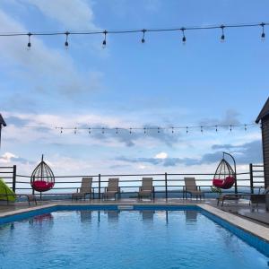 Una piscina con sillas y luces encima. en Kvirike Hills, en Kobuleti 7 fotos más