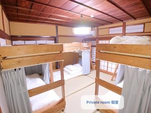 una habitación con tres literas en una casa en KINOSAKI KNOT - Vacation STAY 25701v, en Toyooka