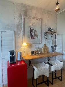 Zimmer mit einem Schreibtisch und einem roten Kühlschrank. in der Unterkunft Sun Beach Nieuwpoort-Bad in Nieuwpoort