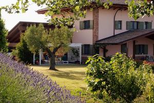 A garden outside L'Orso e L'Ape B&B