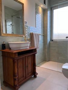 Ένα μπάνιο στο CK Business Apartments 4BR, WLAN, Parking