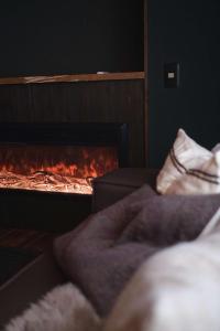 sala de estar con chimenea en Sugi Crossroads, en Myoko