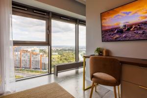 TV a/nebo společenská místnost v ubytování OLSZYNKI PARK 1- High-End Luxury Apartment with View, City Centre by StayNest