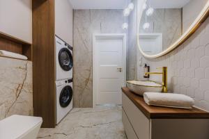 Koupelna v ubytování OLSZYNKI PARK 1- High-End Luxury Apartment with View, City Centre by StayNest + 20 fotografií